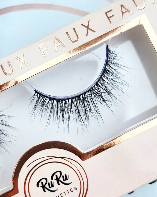 Meet Melissa! Our feathery light style is perfect for all your everyday looks. Flattering to all eye shapes and lash lovers! 