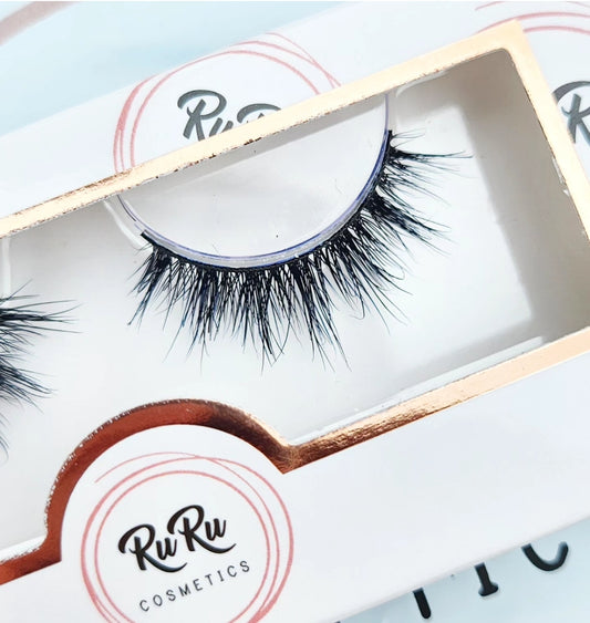 Flutter is a short/medium length style with multi length fibres throughout the lash. This style will give a subtle, fuller look to your natural lashes. 