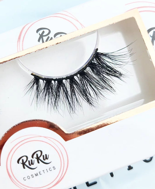 A half lash that is packed with Voluminous Double-Layered lash strands giving you an instant 'fox eye' lift.