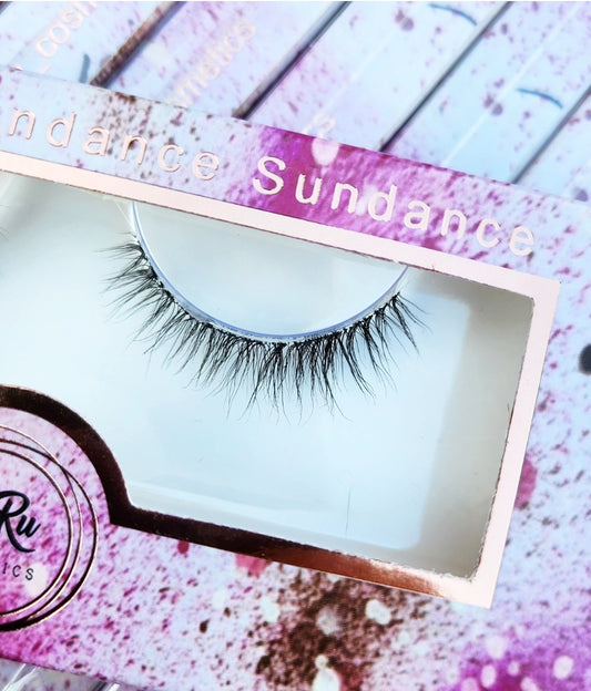 Lightweight and flexible | clear band lashes